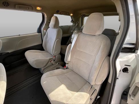 Used 2015 Toyota Sienna LE FWD image 18