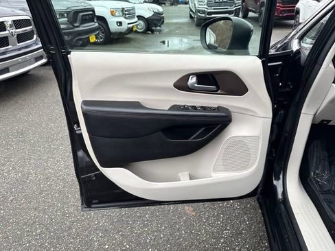 Used 2017 Chrysler Pacifica Touring Plus w/ Tire & Wheel Group image 17