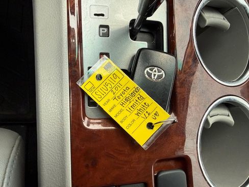 Used 2011 Toyota Highlander Limited image 19