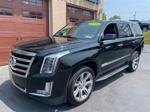 Used 2015 Cadillac Escalade Luxury image 2