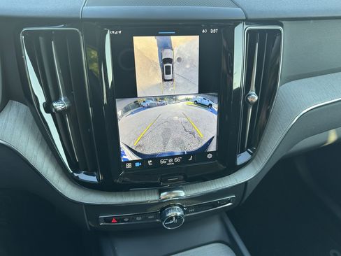 Used 2025 Volvo XC60 B5 Plus image 23