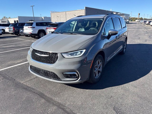 Used 2023 Chrysler Pacifica Limited w/ Uconnect Theater Family Group AWD/4WD image 2