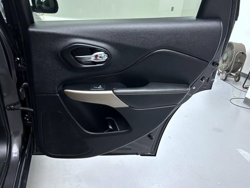 Used 2018 Jeep Cherokee Limited AWD/4WD image 17