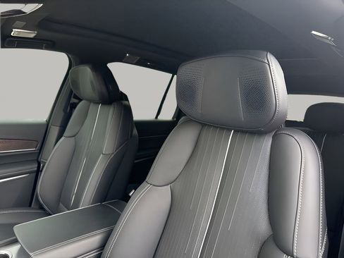 New 2026 Cadillac Vistiq Sport w/ LPO, Floor Liner Package image 33