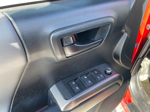 Used 2017 Toyota Tacoma SR5 image 11