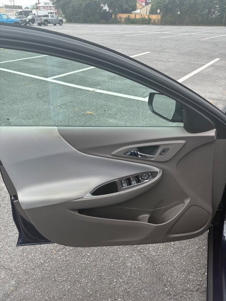 Used 2018 Chevrolet Malibu LT FWD image 11