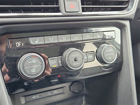 Used 2024 Volkswagen Taos SE w/ Panoramic Sunroof Package image 27