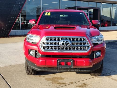 Used 2016 Toyota Tacoma SR image 2