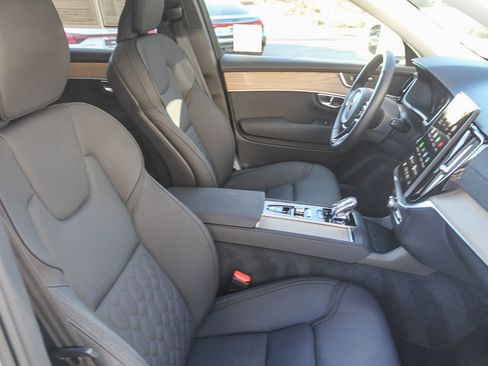 Used 2025 Volvo XC90 B5 Plus image 24