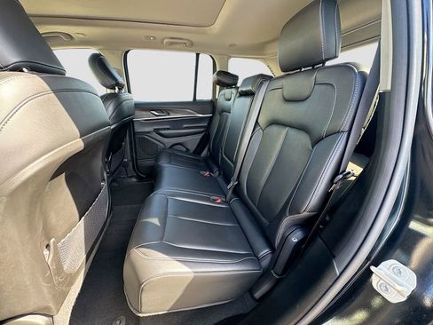 Used 2023 Jeep Grand Cherokee Limited image 31