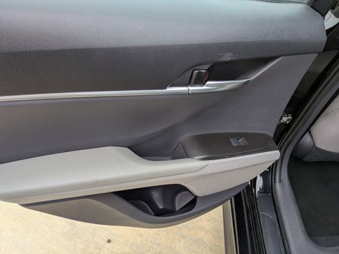 Used 2021 Toyota Camry SE image 11