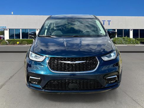 Used 2023 Chrysler Pacifica Touring-L image 2