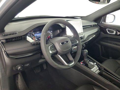 Used 2025 Jeep Compass Latitude w/ Altitude Special Edition image 11