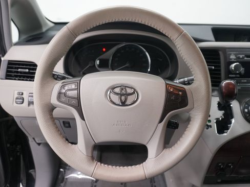 Used 2012 Toyota Sienna XLE w/ Entertainment Pkg FWD image 18