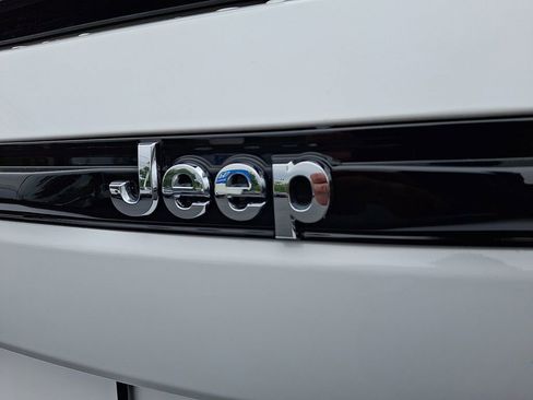 Used 2023 Jeep Grand Cherokee Laredo w/ Luxury Tech Group I AWD/4WD image 33