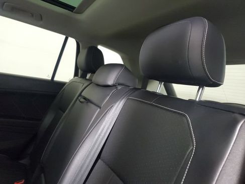 Used 2023 Volkswagen Tiguan SE w/ Panoramic Sunroof Package FWD image 11