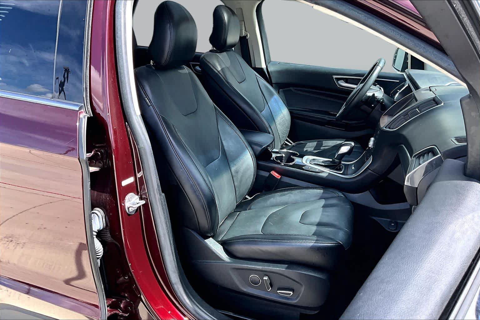 Used 2018 Ford Edge Titanium w/ Equipment Group 302A FWD image 9