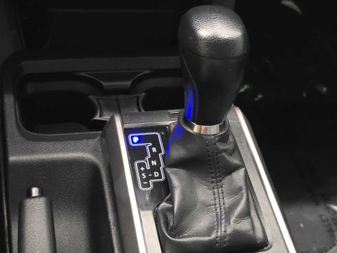 Used 2020 Toyota Tacoma SR5 AWD/4WD image 16