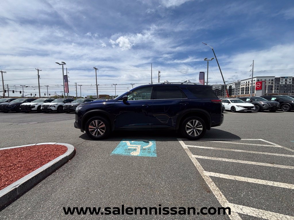 Used 2023 Nissan Pathfinder SL AWD/4WD image 4