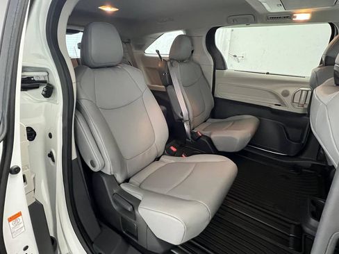 Used 2022 Toyota Sienna XLE w/ XLE Plus Package FWD image 13