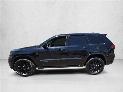 Used 2018 Jeep Grand Cherokee Altitude AWD/4WD image 9