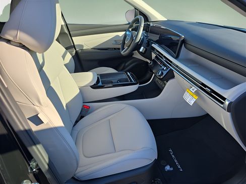 Certified 2025 Hyundai Tucson Limited FWD image 11