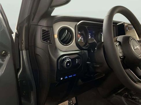 Used 2024 Jeep Wrangler Unlimited image 33