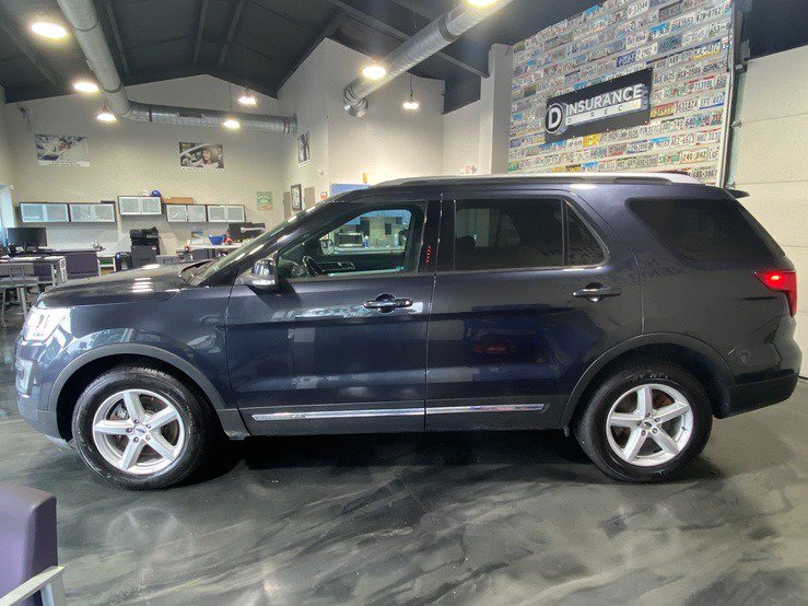 Used 2017 Ford Explorer XLT w/ Equipment Group 202A AWD/4WD image 3