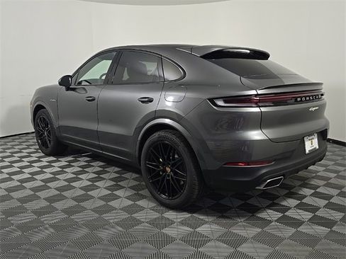Certified 2025 Porsche Cayenne image 3