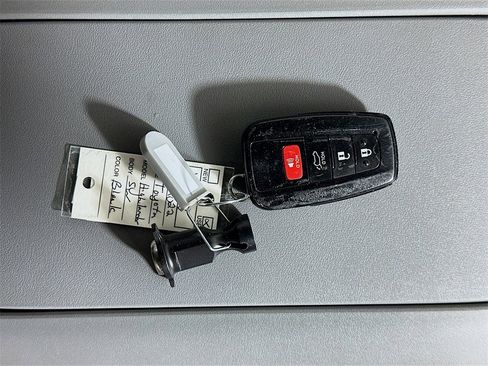 Used 2022 Toyota Highlander LE image 34