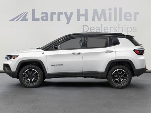 Used 2025 Jeep Compass Trailhawk image 5