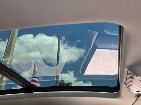 Used 2026 Volkswagen Tiguan SE w/ Panoramic Sunroof Package FWD image 18