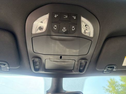 Used 2025 Chrysler Pacifica Limited FWD image 37