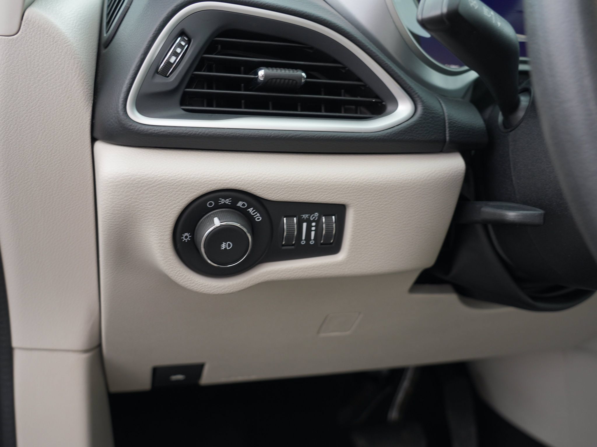Used 2017 Chrysler Pacifica Touring Plus FWD image 17