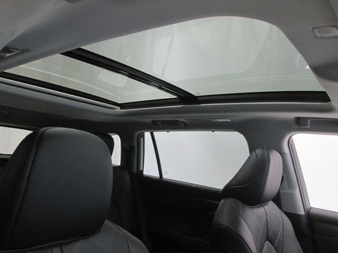 Used 2023 Toyota Highlander Platinum image 3