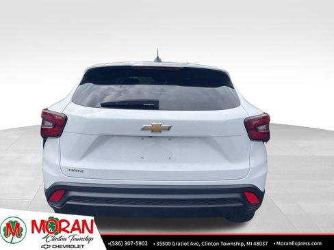 Used 2024 Chevrolet Trax LS FWD image 3