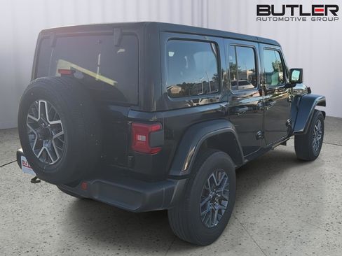 Used 2025 Jeep Wrangler Unlimited Sahara AWD/4WD image 6