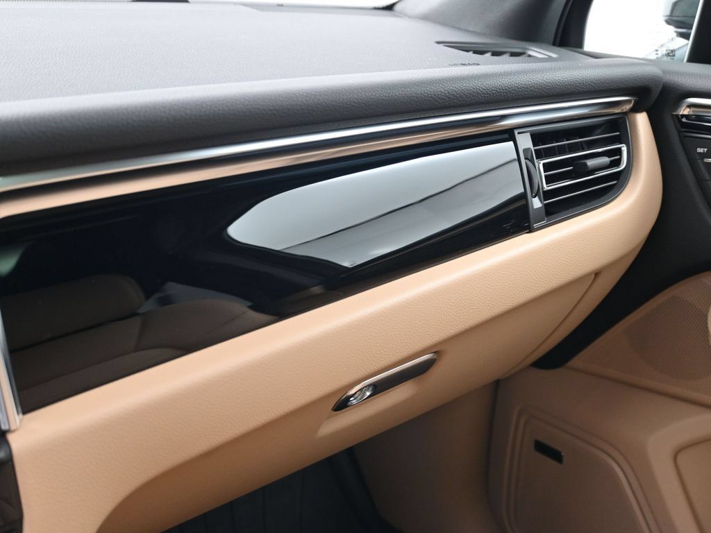 Used 2026 Porsche Macan AWD/4WD image 23