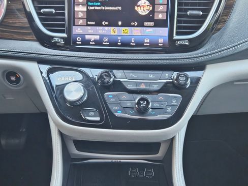 Used 2023 Chrysler Pacifica Limited FWD image 13