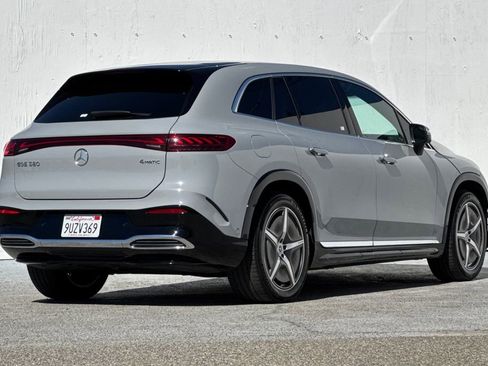 Used 2023 Mercedes-Benz EQS 580 4MATIC SUV image 3