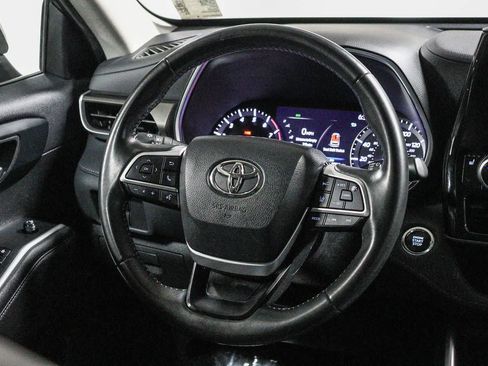 Used 2023 Toyota Highlander XLE FWD image 18