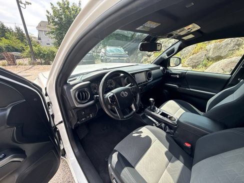 Used 2022 Toyota Tacoma TRD Off-Road w/ Technology Package AWD/4WD image 16