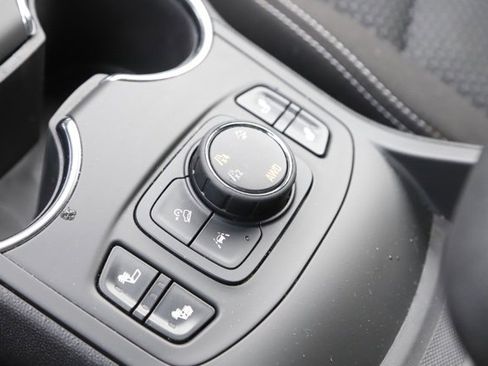 Used 2022 GMC Terrain SLE w/ Driver Convenience Package image 23