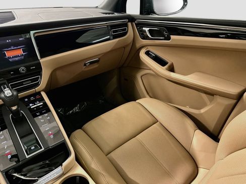 Certified 2025 Porsche Macan AWD/4WD image 24