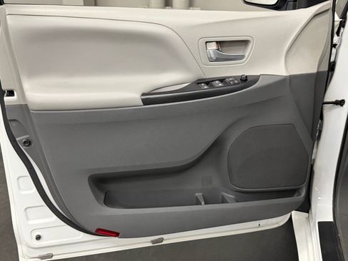 Used 2015 Toyota Sienna LE image 20