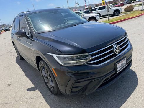 Used 2023 Volkswagen Tiguan SE w/ Panoramic Sunroof Package FWD image 8