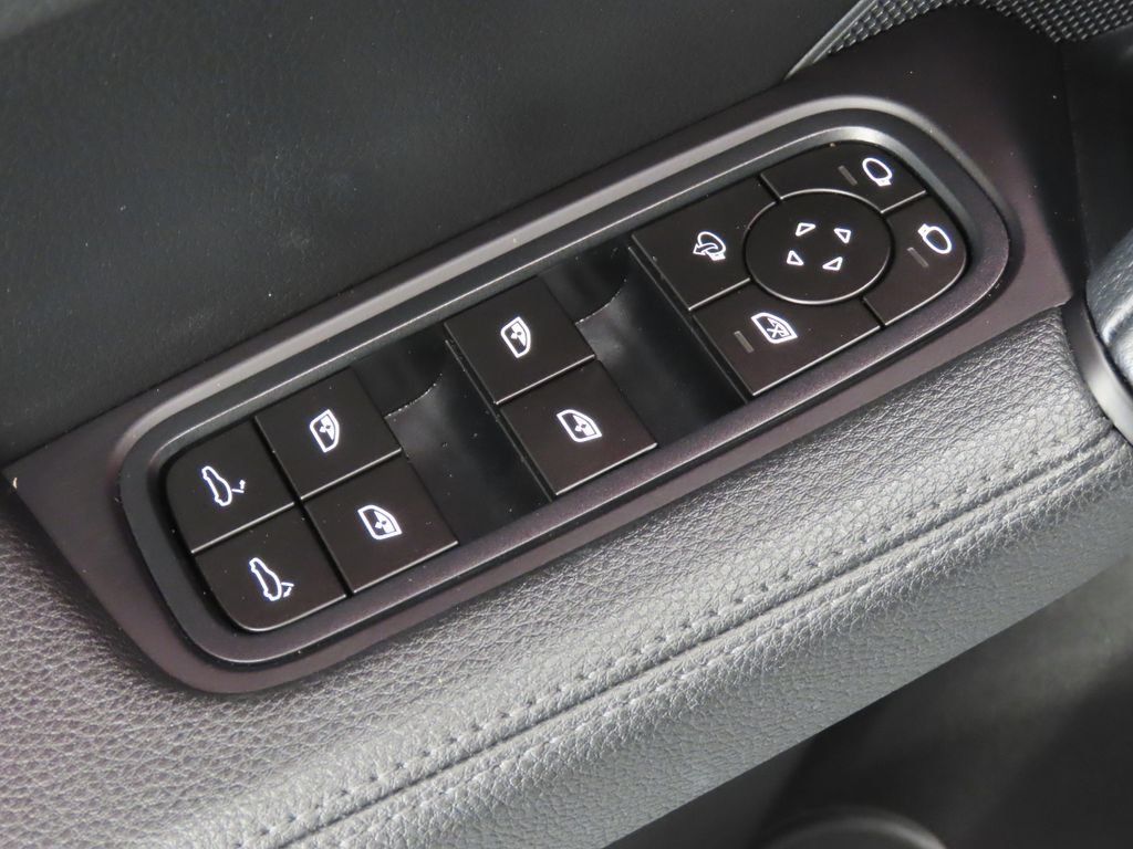 Certified 2025 Porsche Cayenne Coupe AWD/4WD image 38