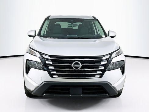 Used 2025 Nissan Rogue SV image 2