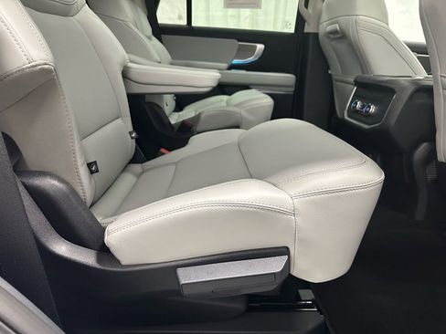 Used 2025 Ford Expedition Platinum image 48