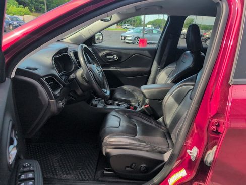 Used 2019 Jeep Cherokee Trailhawk AWD/4WD image 3